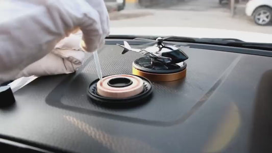 Odorizant auto cu incarcare solara, baza antiderapanta, Ulei parfumat si pipeta incluse